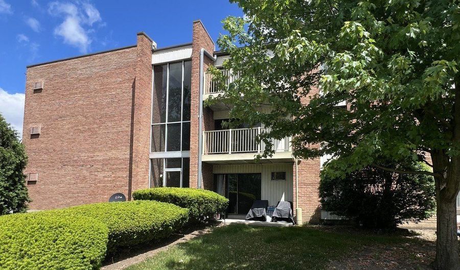 300 W FULLERTON Ave 102, Addison, IL 60101 - 2 Beds, 2 Bath