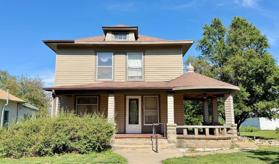 112 N Main St, Barnes, KS 66933 - 3 Beds, 2 Bath