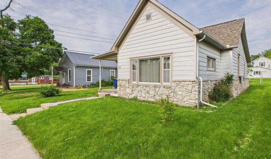 63 S Market St, Andrews, IN 46702 - 2 Beds, 1 Bath