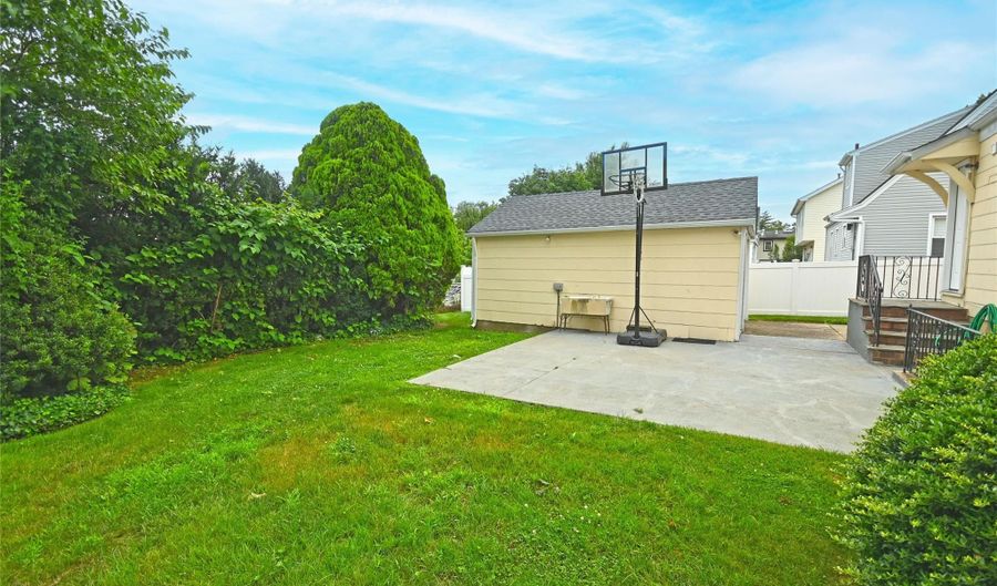 57 Netherwood Dr, Albertson, NY 11507 - 4 Beds, 2 Bath
