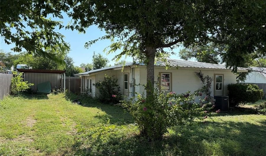 607 N Kirk St, Hico, TX 76457 - 2 Beds, 1 Bath
