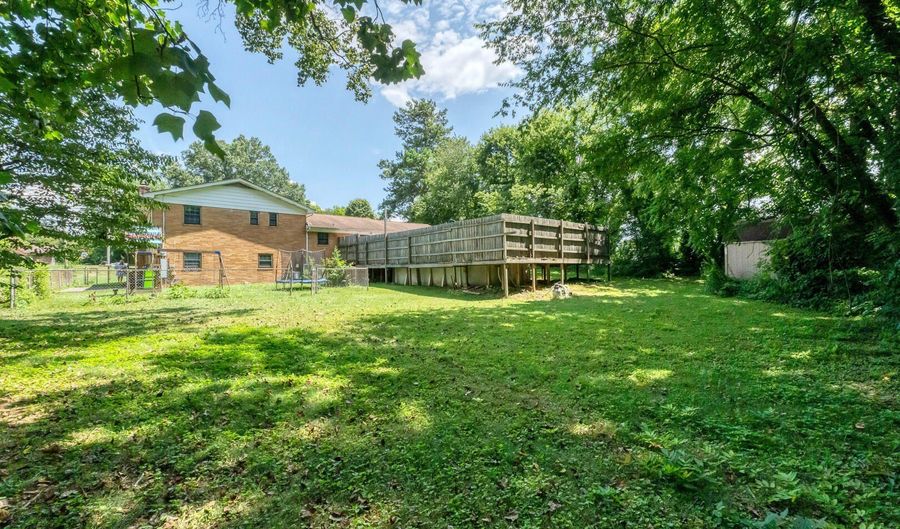 898 W Cunningham St, Alcoa, TN 37701 - 4 Beds, 2 Bath