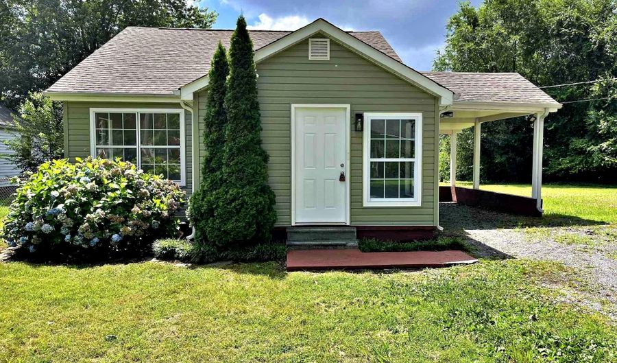 517 Warren St, Athens, TN 37303 - 2 Beds, 2 Bath