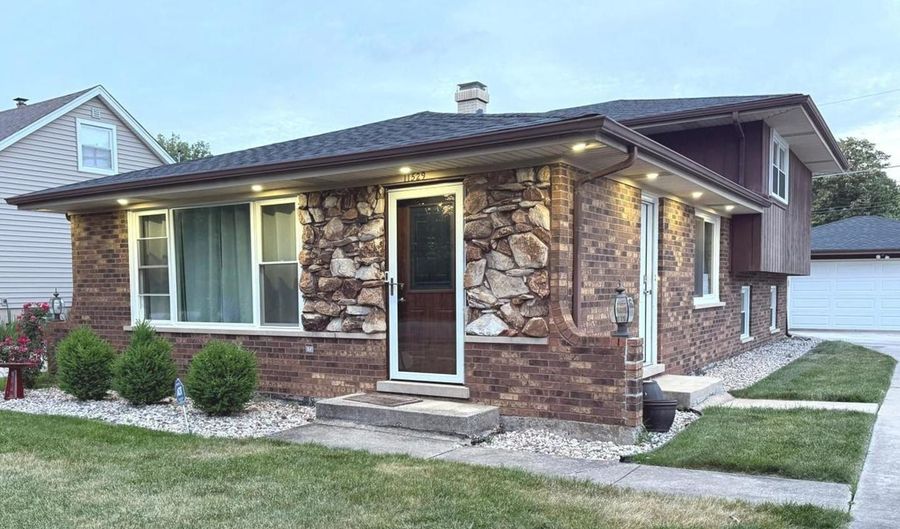 11529 S Laramie Ave, Alsip, IL 60803 - 3 Beds, 2 Bath