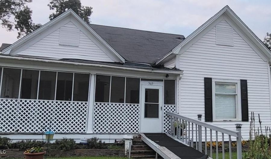 303 Central St, Belzoni, MS 39038 - 3 Beds, 2 Bath