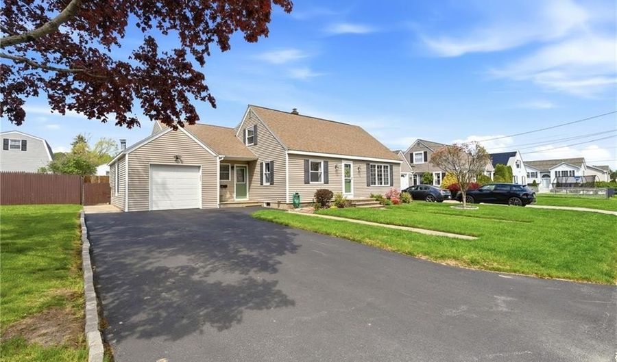 123 Royal Ave, Cranston, RI 02920 - 3 Beds, 2 Bath