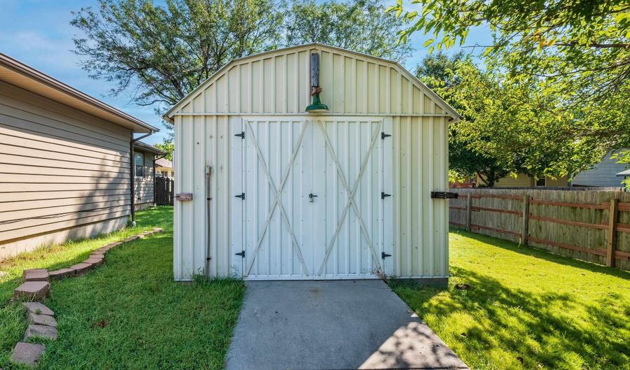 5635 E 39th St N, Bel Aire, KS 67220 - 3 Beds, 2 Bath