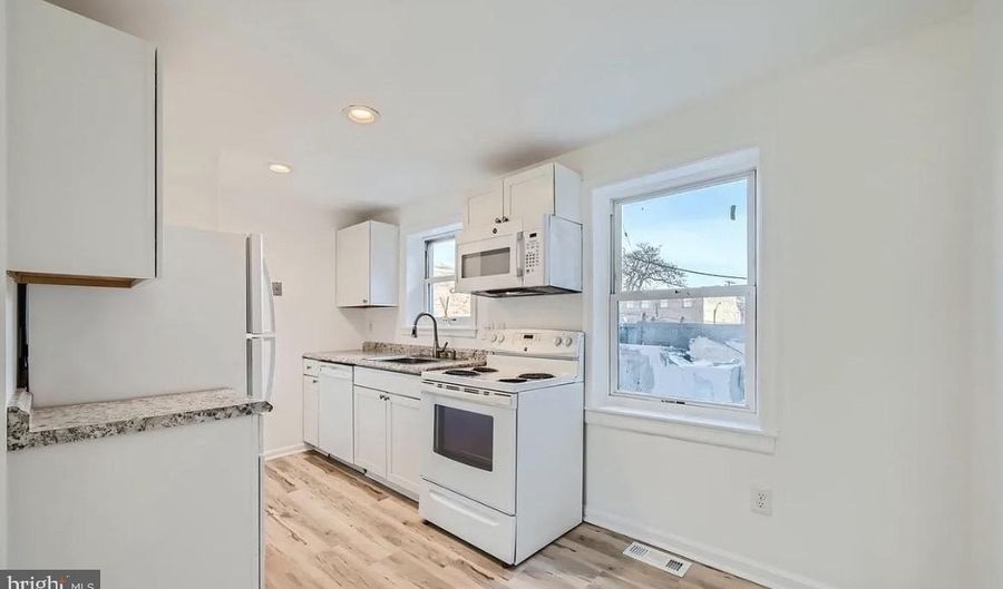21 S CARROLLTON Ave, Baltimore, MD 21223 - 2 Beds, 1 Bath