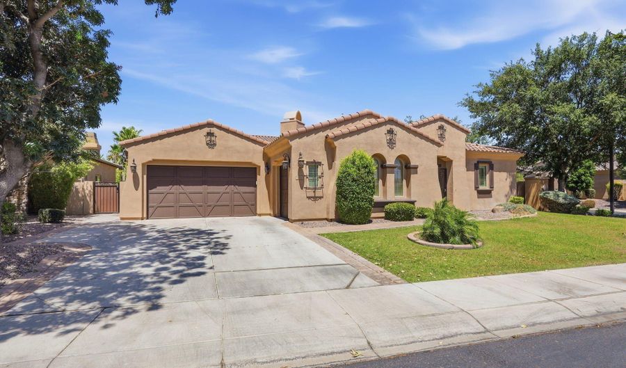 5232 S HUACHUCA Pl, Chandler, AZ 85249 - 4 Beds, 4 Bath