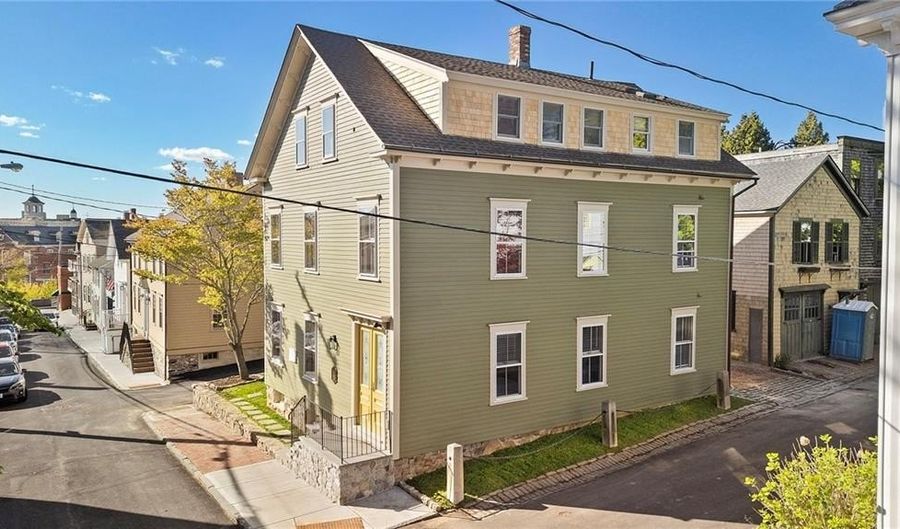 18 Barney St 1, Newport, RI 02840 - 2 Beds, 1 Bath