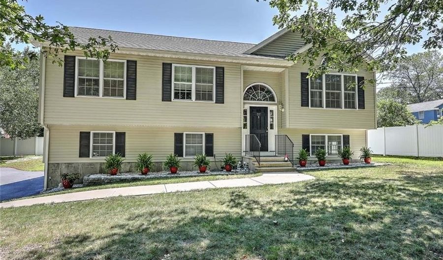 37 Lakeview Ave, Lincoln, RI 02865 - 3 Beds, 3 Bath