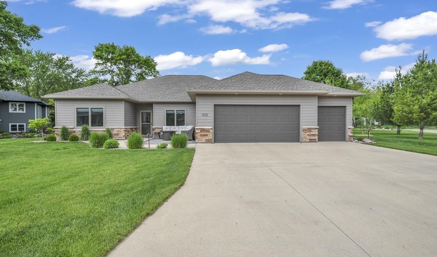 905 Emerald Pines Dr, Arnolds Park, IA 51331 - 3 Beds, 2 Bath