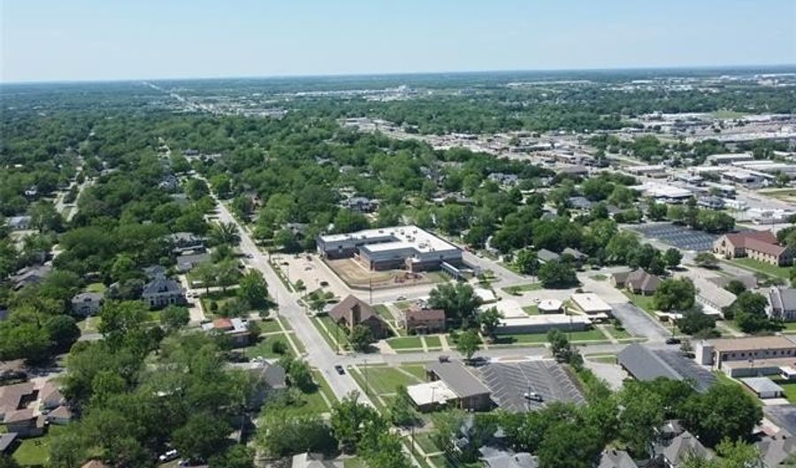 420 SW Stanley Ave, Ardmore, OK 73401 - 6 Beds, 5 Bath