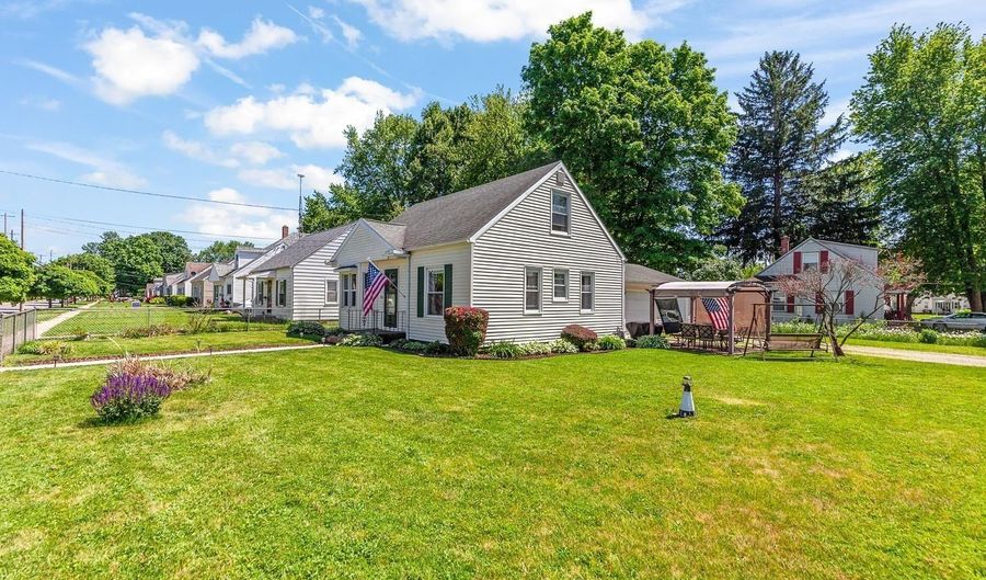 583 Riverside Ave, Adrian, MI 49221 - 4 Beds, 1 Bath