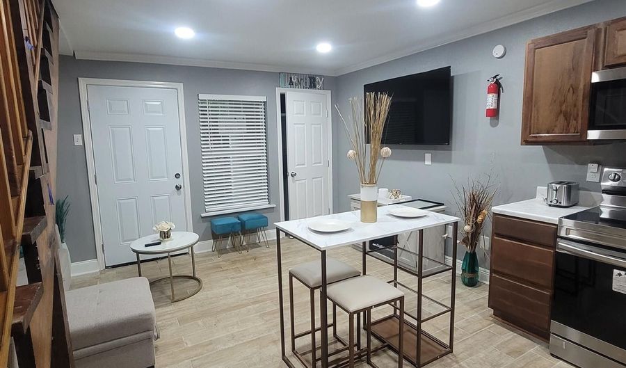 277 Chatsworth St, Baton Rouge, LA 70802 - 2 Beds, 1 Bath