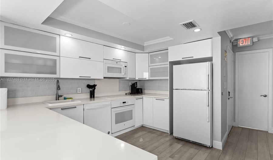 9440 W Bay Harbor Dr 5A, Bay Harbor Islands, FL 33154 - 1 Beds, 2 Bath