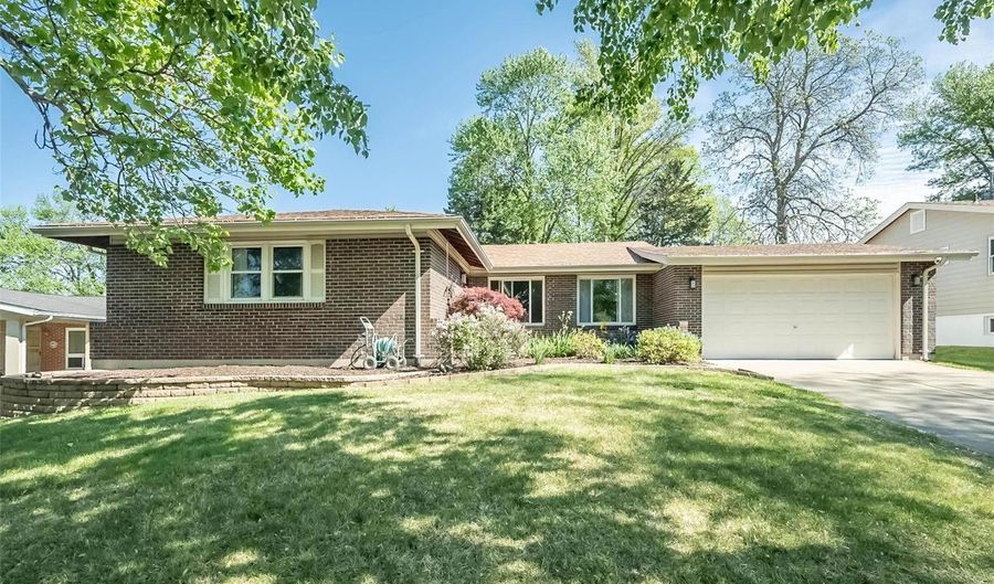 12341 Betsy Ross Ln, St. Louis, MO 63146 - 3 Beds, 2 Bath