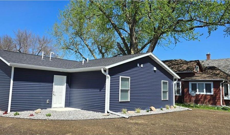 610 E 4th St, Albert Lea, MN 56007 - 3 Beds, 1 Bath