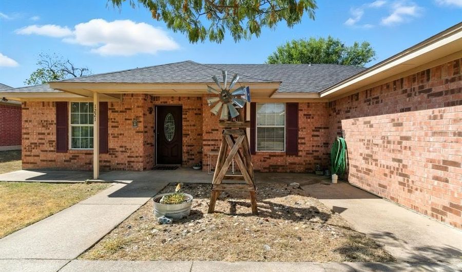 1221 Elmira St, Weatherford, TX 76086 - 3 Beds, 2 Bath