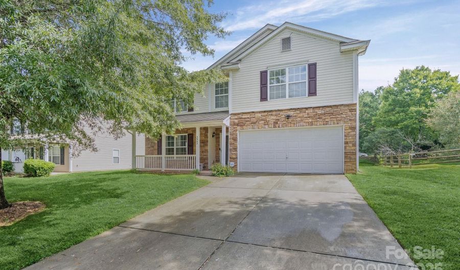 3902 Larkhaven Village Dr, Charlotte, NC 28215 - 4 Beds, 3 Bath