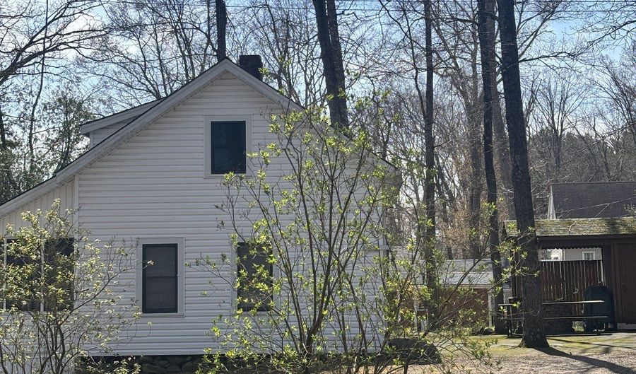 7 Hazen St, Chester, CT 06412 - 2 Beds, 1 Bath
