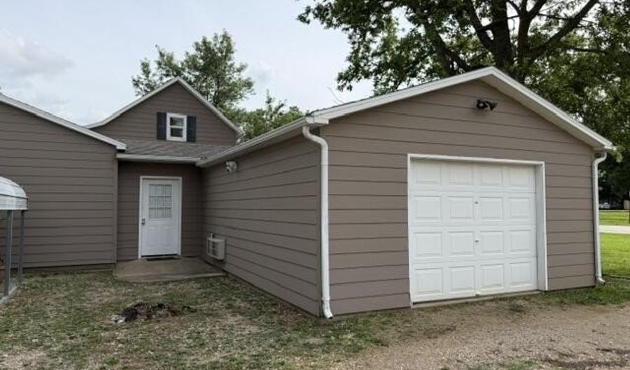 901 E 5th St, Altamont, KS 67330 - 4 Beds, 2 Bath