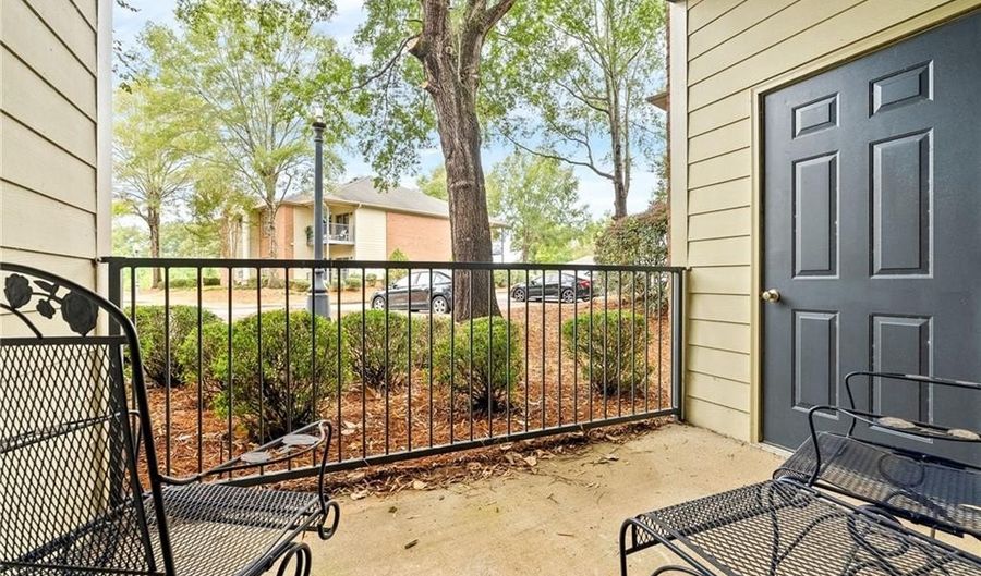 3297 S COLLEGE St, Auburn, AL 36830 - 2 Beds, 2 Bath