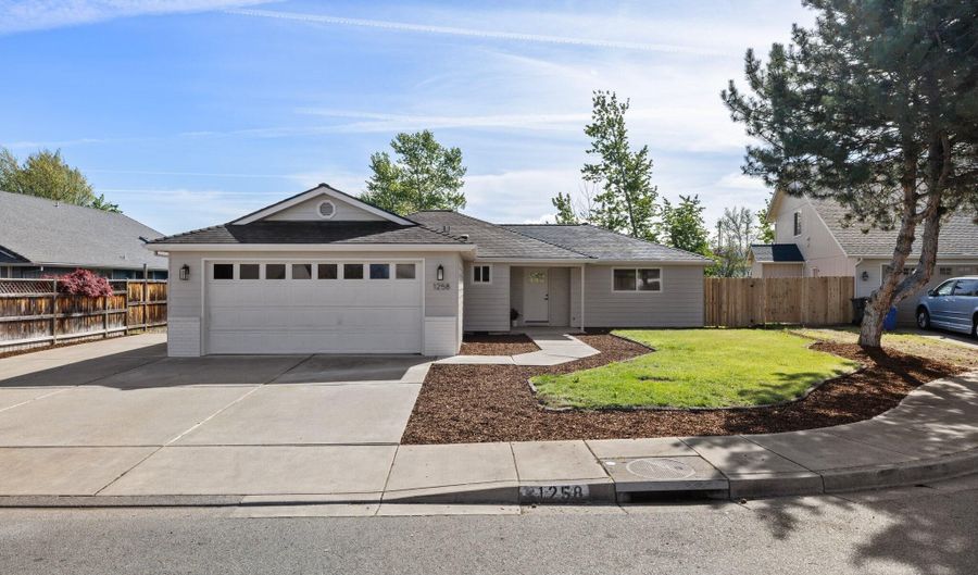 1258 Looking Glass, Central Point, OR 97502 - 3 Beds, 2 Bath