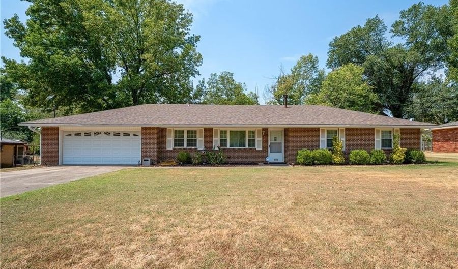605 7th St, Barling, AR 72923 - 3 Beds, 2 Bath