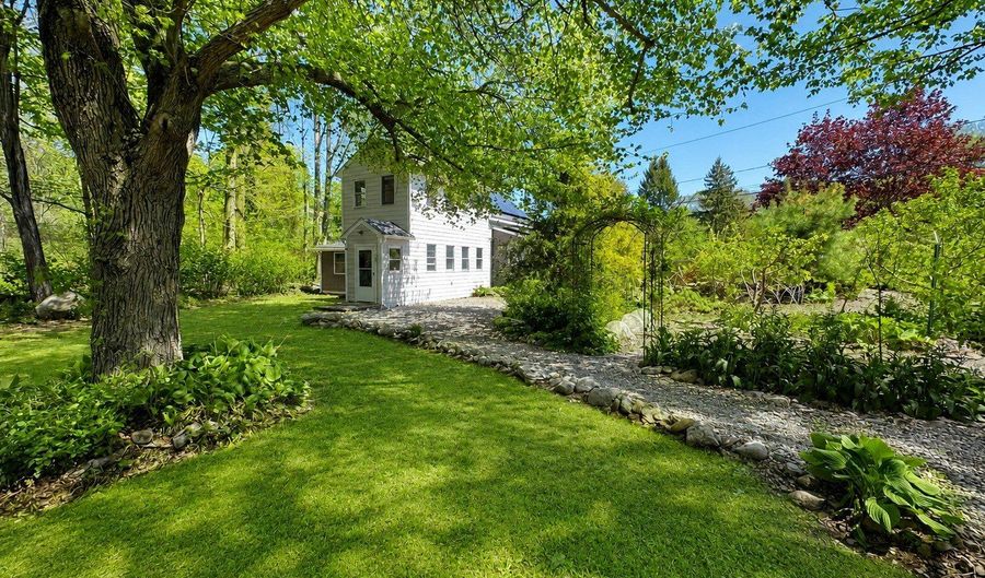 77 N High St, Clinton, CT 06413 - 3 Beds, 1 Bath