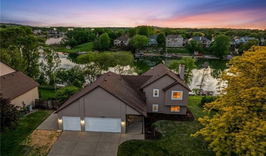 15765 Garden View Dr, Apple Valley, MN 55124 - 3 Beds, 3 Bath