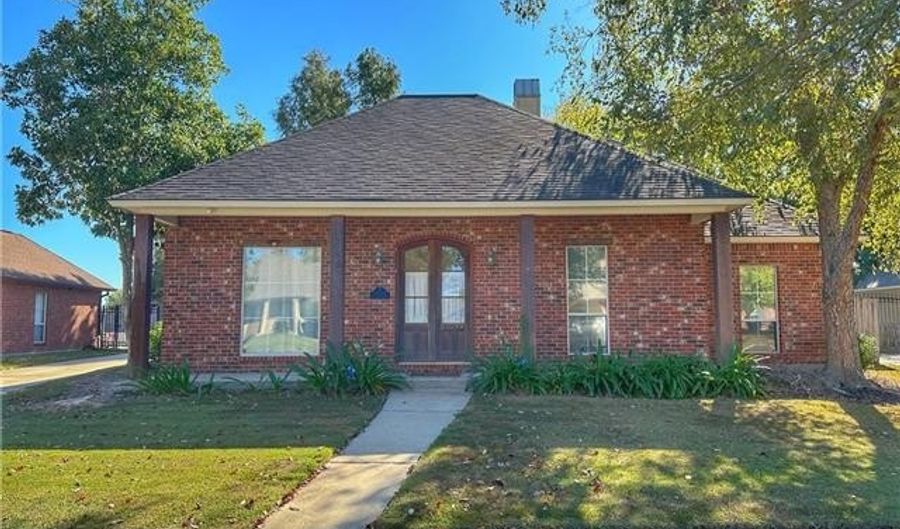 10744 HILLSHIRE Ave, Baton Rouge, LA 70810 - 3 Beds, 2 Bath