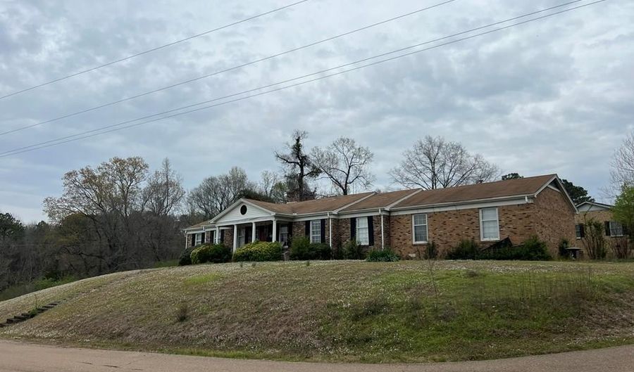 80 Simmons St, Water Valley, MS 38965 - 4 Beds, 3 Bath