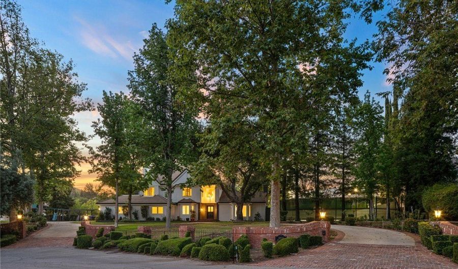 28925 Medea Mesa Rd, Agoura Hills, CA 91301 - 5 Beds, 5 Bath