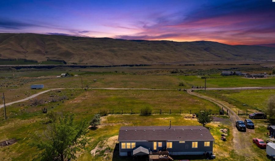 55604 W 360 Pr NW, Benton City, WA 99320 - 4 Beds, 2 Bath