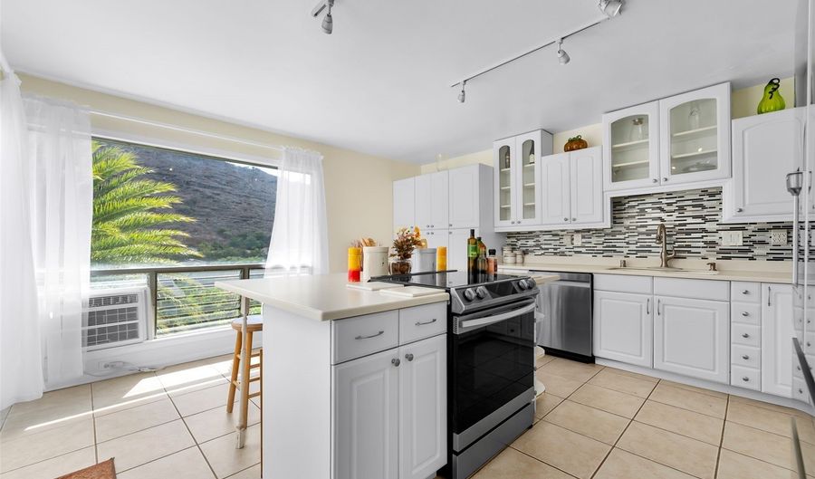 1090 Kumukumu St C, Honolulu, HI 96825 - 4 Beds, 3 Bath