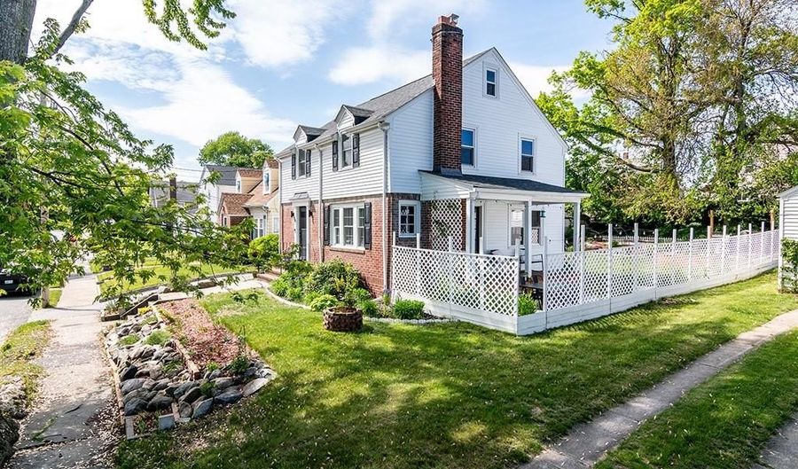 38 Brookside Dr, Cranston, RI 02910 - 3 Beds, 2 Bath