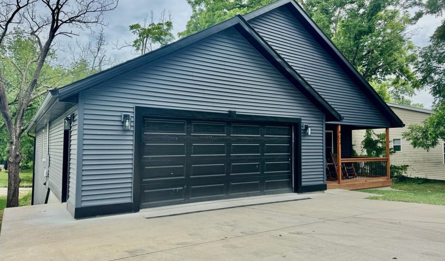 422 17th St, Bedford, IN 47421 - 3 Beds, 2 Bath