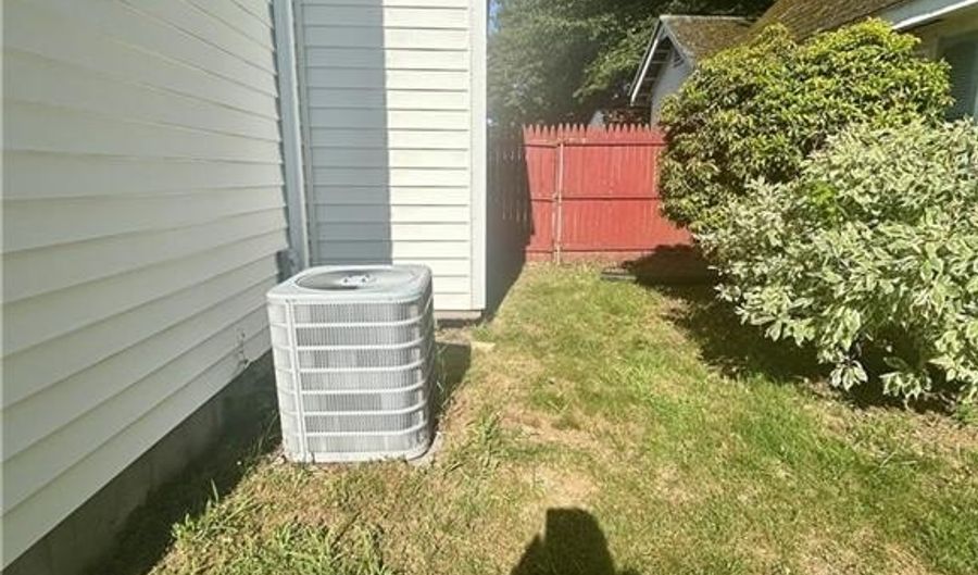140 Alden Ave, Warwick, RI 02886 - 2 Beds, 2 Bath