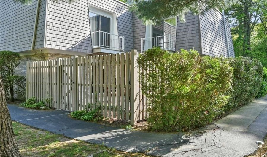 18 Caddy Rock Rd C, North Kingstown, RI 02852 - 2 Beds, 3 Bath