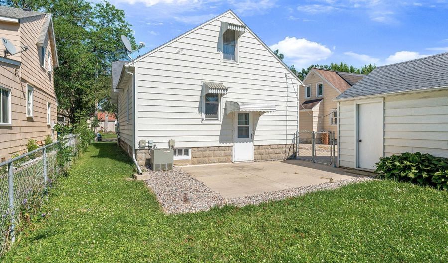 909 11th St NW, Austin, MN 55912 - 3 Beds, 2 Bath