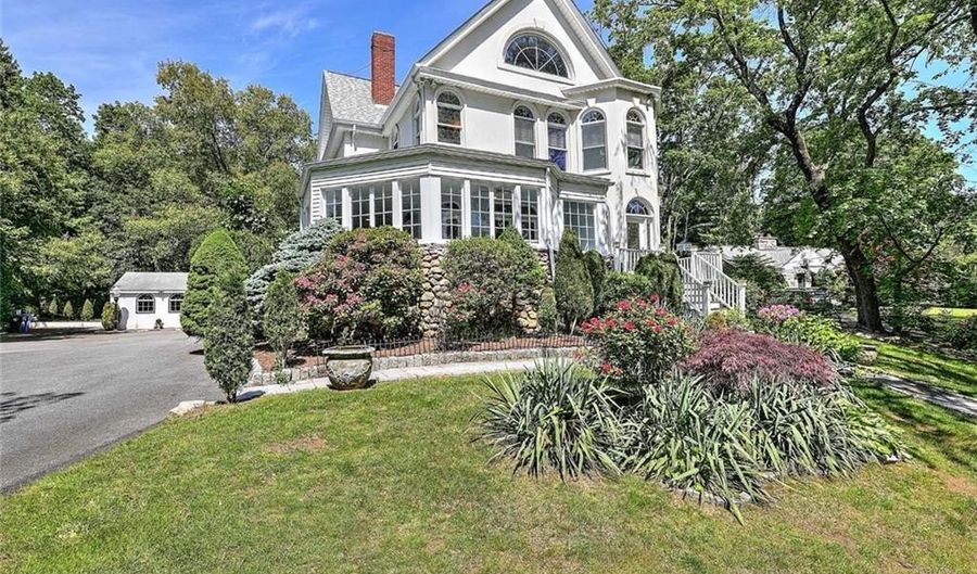 247 Oaklawn Ave, Cranston, RI 02920 - 5 Beds, 5 Bath