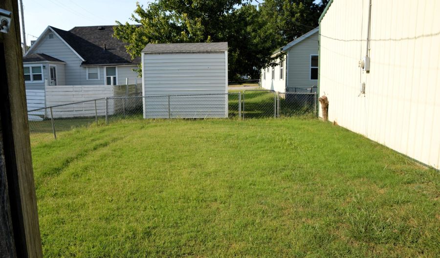 134 W College St, Aurora, MO 65605 - 3 Beds, 2 Bath