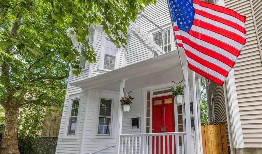 28 Young St 2, Newport, RI 02840 - 2 Beds, 1 Bath