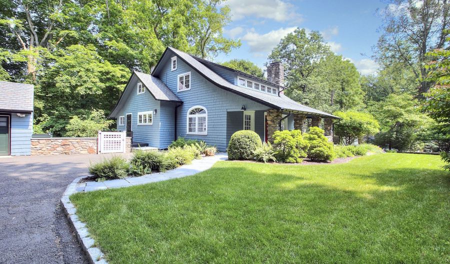 8 Rebel Ln, Darien, CT 06820 - 3 Beds, 2 Bath