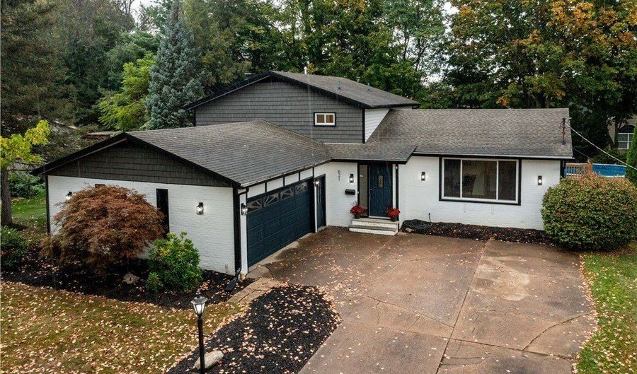 621 Van Oaks Dr, Amherst, OH 44001 - 5 Beds, 4 Bath