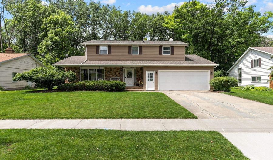 58 CRESTVIEW Dr, Appleton, WI 54915 - 4 Beds, 3 Bath