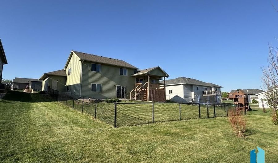 1600 E Liberty Cir, Brandon, SD 57005 - 5 Beds, 3 Bath