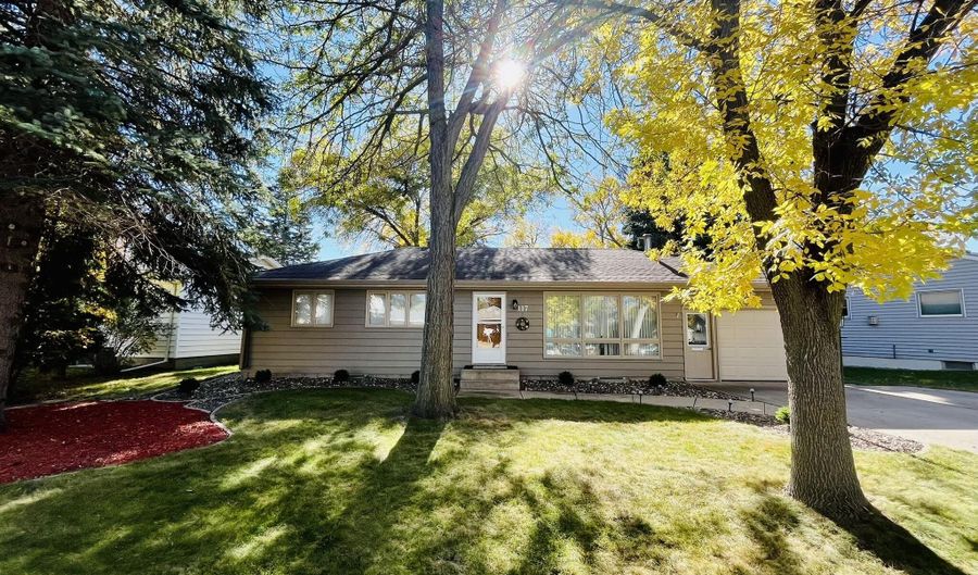 117 Elizabeth Dr, Aberdeen, SD 57401 - 4 Beds, 2 Bath