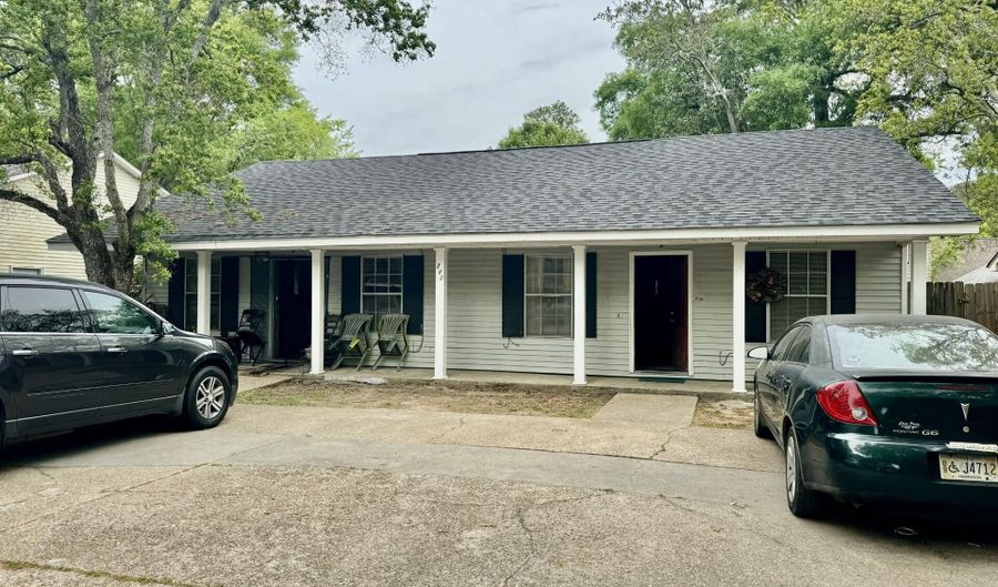 206 Commerce St, Gulfport, MS 39507 - 4 Beds, 2 Bath
